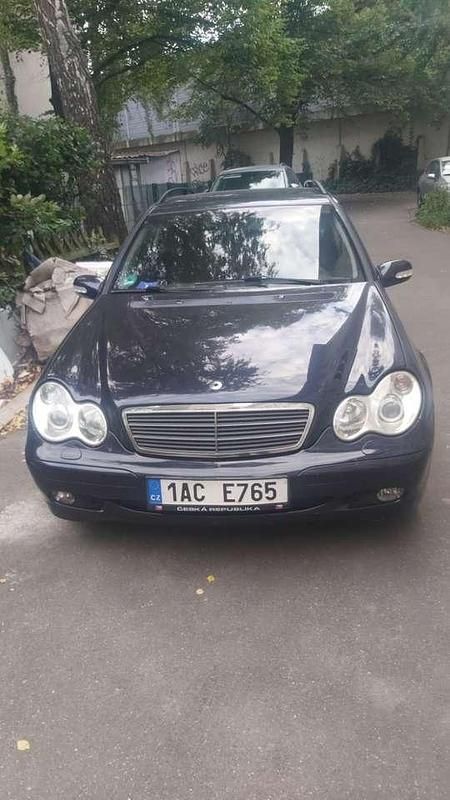 Blau Gebraucht 2002 Mercedes 220 Classic | 1.250 € - Bild 1/4