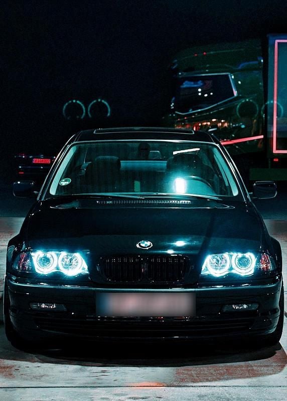 Schwarz Gebraucht 2000 BMW 320 Limousine | 11.000 € - Bild 1/4