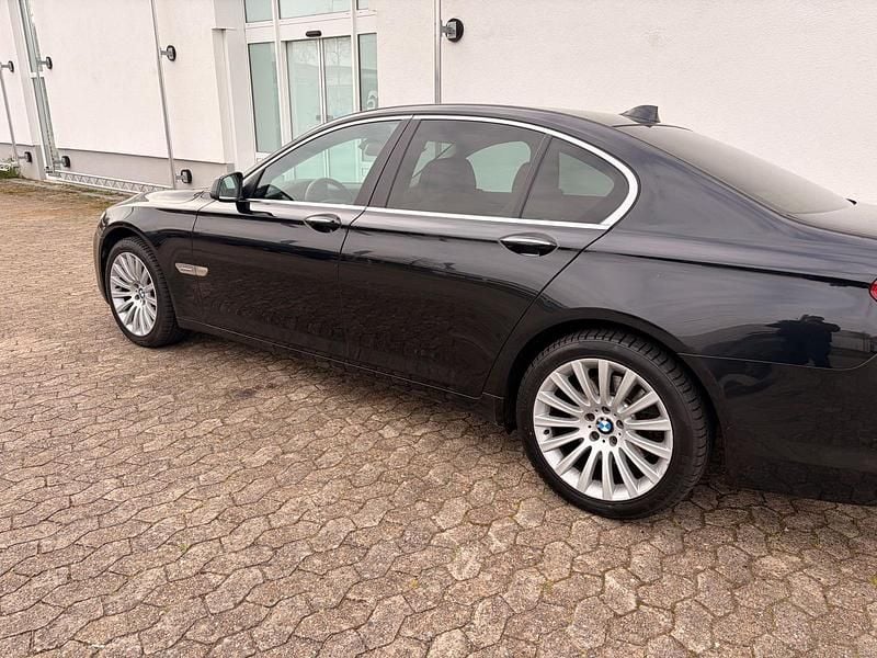 Gebraucht BMW 740 326 PS (239 kW) 2010 Schwarz Limousine