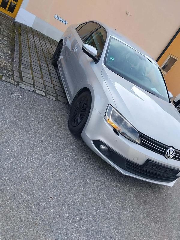 Gebraucht VW Jetta 116 PS (85 kW) 2011 Grau Limousine