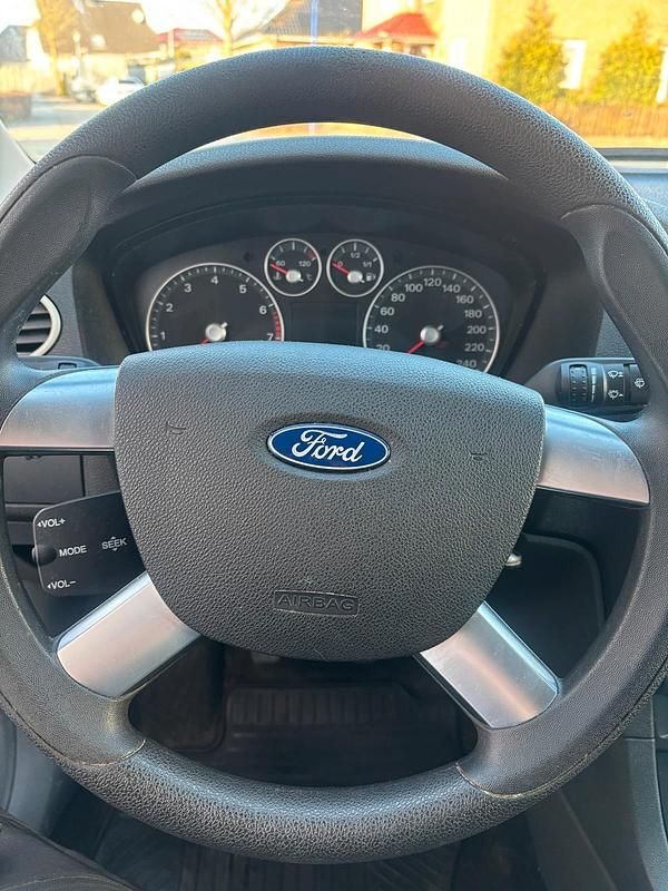 Gebraucht Ford Focus 101 PS (74 kW) 2007 Silber Kleinwagen