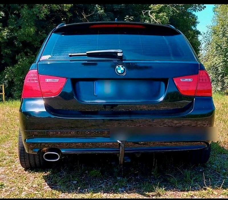 Gebraucht BMW 320 177 PS (130 kW) 2009 Schwarz Kombi