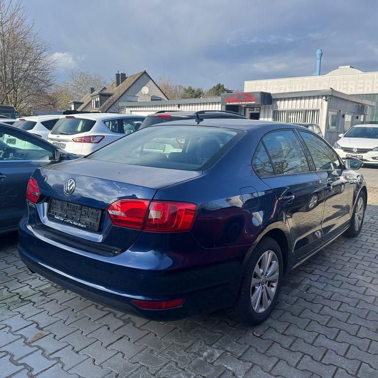 Używany VW Jetta Comfortline 105 KM (77 kW) 2011 Niebieski Sedan/Limuzyna