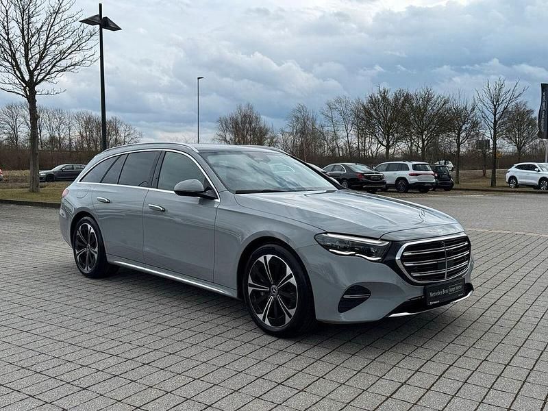Gebraucht Mercedes E220 Premium Plus 197 PS (144 kW) 2023 Manufaktur lack manufaktur alpingrau uni Kombi