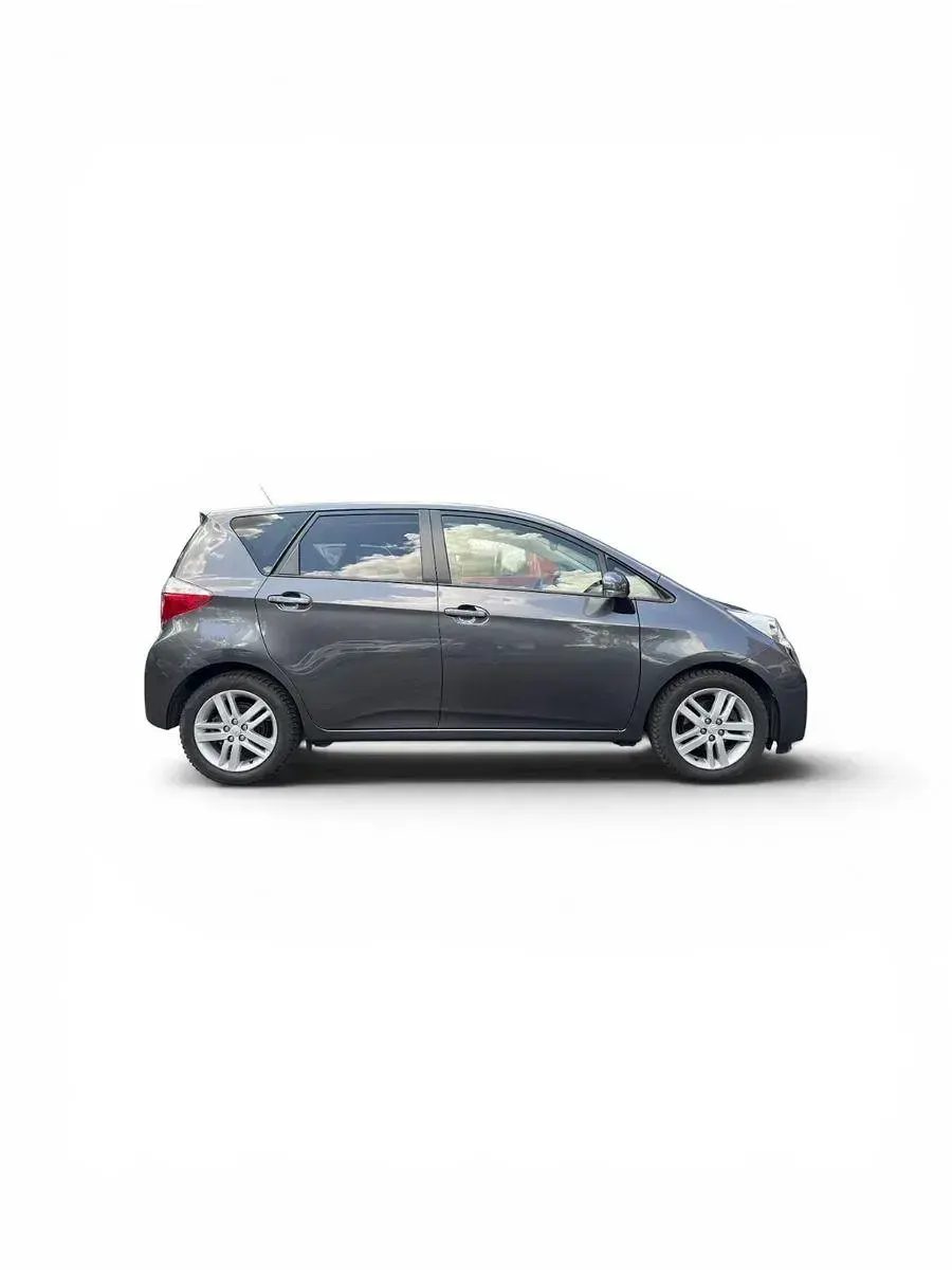 Gebraucht Toyota Verso-S Club 90 PS (66 kW) 2013 Grau Van / Kleinbus