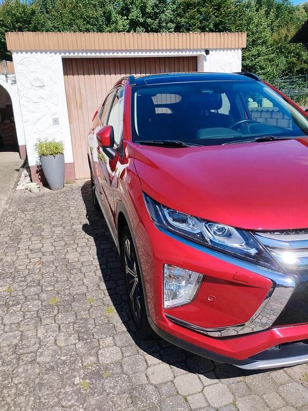 Rot Gebraucht 2018 Mitsubishi Eclipse Cross SUV | 16.900 € (Fairer Preis) - Bild 1/4