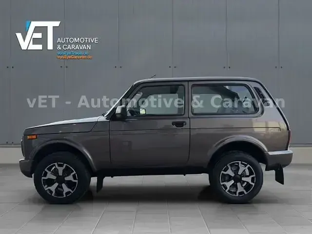 Używany Lada Urban 83 KM (61 kW) 2022 Brązowy SUV