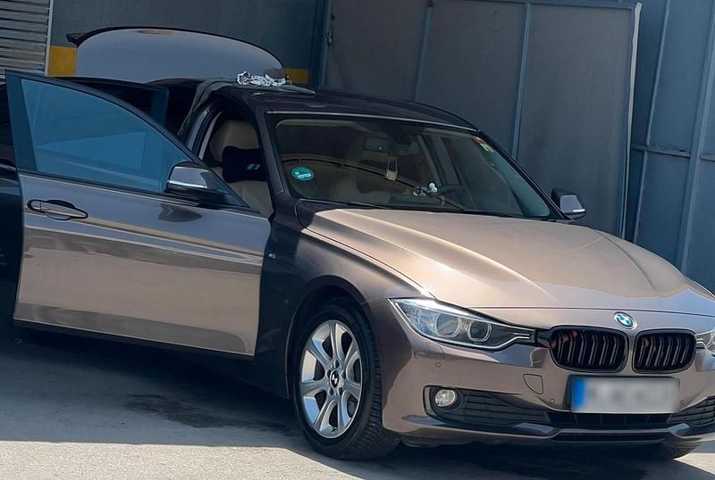 Gebraucht BMW 318 150 PS (110 kW) 2013 Braun Limousine
