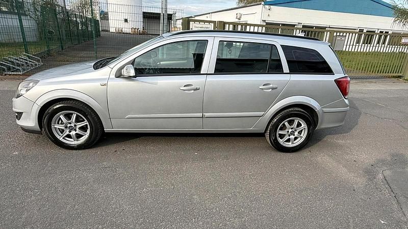 Gebraucht Opel Astra 105 PS (77 kW) 2011 Silber Kombi