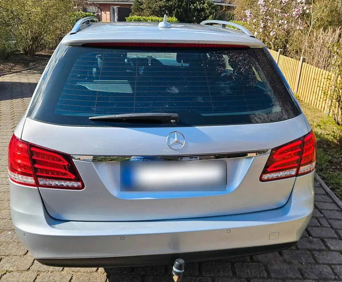 Usado Mercedes E220 Elegance 170 CV (125 kW) 2014 Plateado Familiar