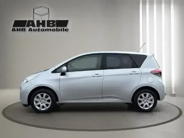 Gebraucht Toyota Verso-S Life 99 PS (72 kW) 2014 Silver metallic Van / Kleinbus