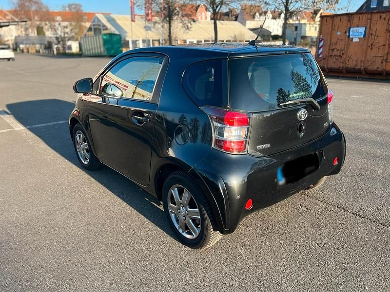 Gebraucht Toyota iQ 68 PS (50 kW) 2010 Schwarz Kleinwagen