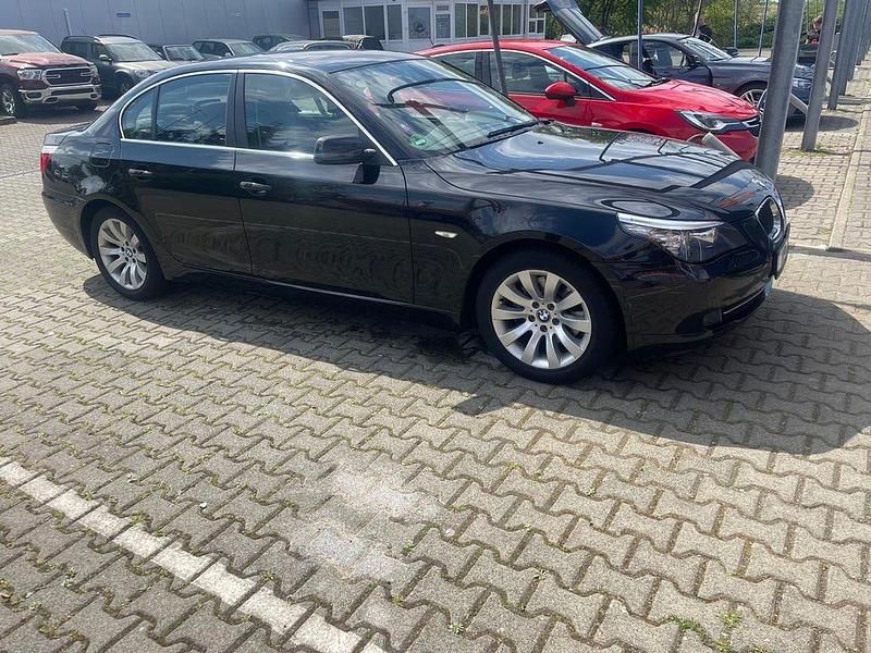 Second-hand BMW 523 190 CP (139 kW) 2008 Negru Berlinǎ
