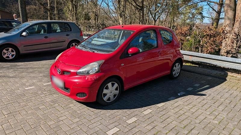 Gebraucht Toyota Aygo 68 PS (50 kW) 2009 Rot Kleinwagen