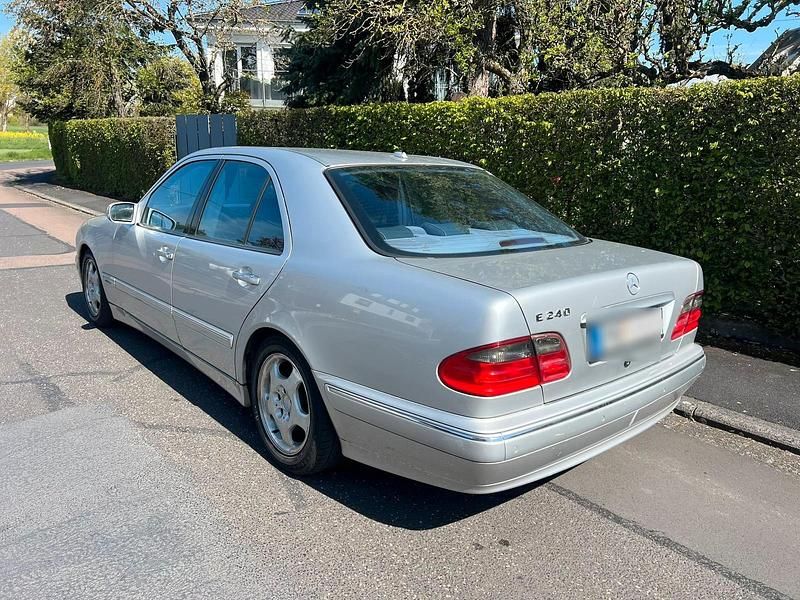 Gebraucht Mercedes E240 Avantgarde 170 PS (125 kW) 2001 Grau Limousine
