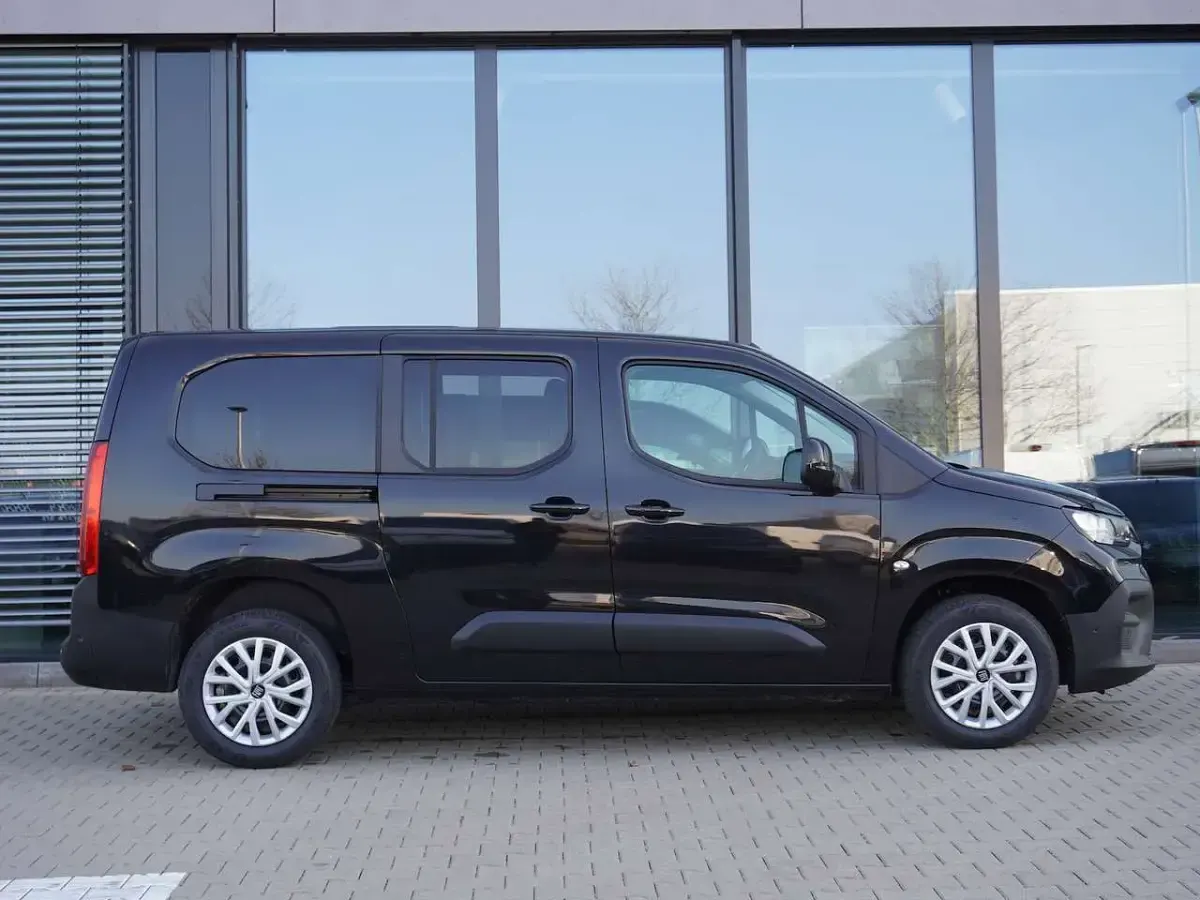 Neu Fiat Doblò 131 PS (96 kW) 2026 Schwarz Van / Kleinbus