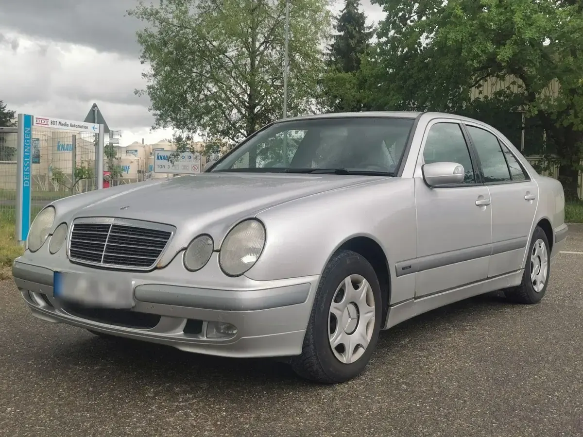 Gebraucht Mercedes E200 Classic 163 PS (119 kW) 2002 Silber Limousine
