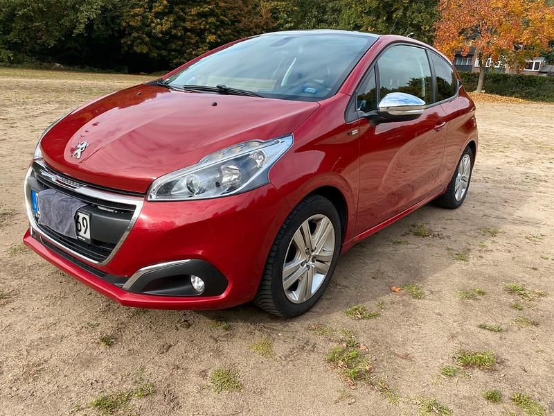 Rot Gebraucht 2016 Peugeot 208 Style Kleinwagen | 7.550 € (Fairer Preis) - Bild 1/4