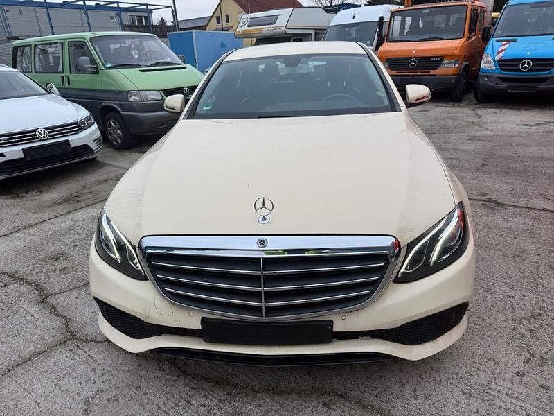 Gelb Gebraucht 2019 Mercedes E200 Limousine | 12.299 € (Superpreis) - Bild 1/4