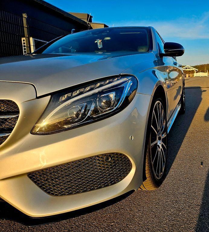 Silber Gebraucht 2016 Mercedes C300 AMG line Limousine | 22.400 € (Fairer Preis) - Bild 1/4