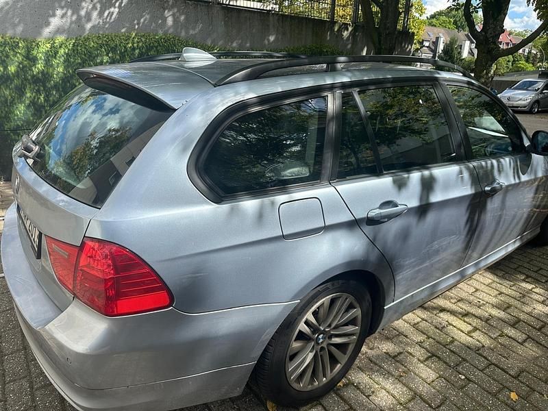 Blau Gebraucht 2009 BMW 320 Kombi | 3.500 € (Fairer Preis) - Bild 1/4