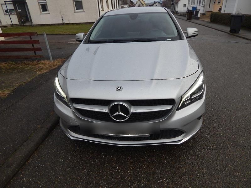 Silber Gebraucht 2017 Mercedes CLA200 Limousine | 12.999 € (Guter Preis) - Bild 1/4