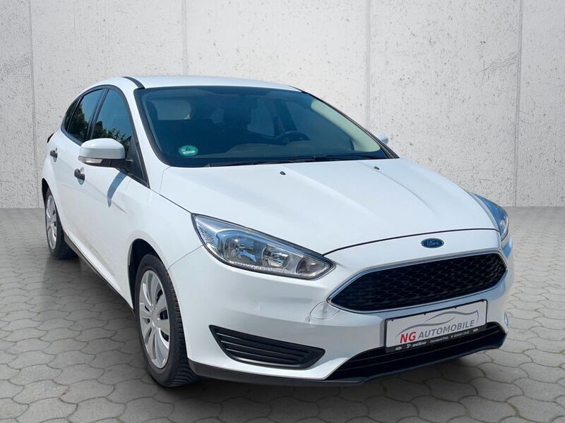 Weiß Gebraucht 2016 Ford Focus Ambiente Limousine | 6.990 € (Fairer Preis) - Bild 1/4