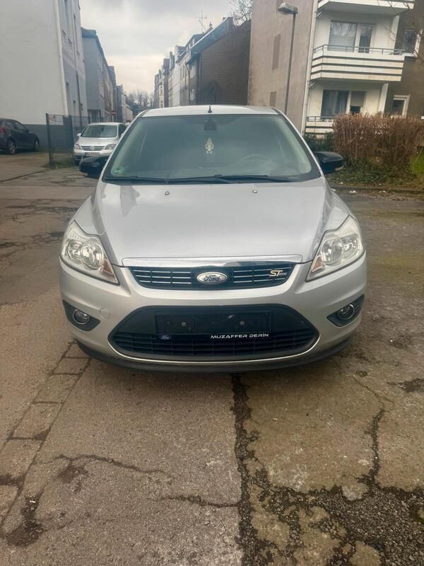 Grau Gebraucht 2008 Ford Focus Limousine | 2.000 € (Guter Preis) - Bild 1/4
