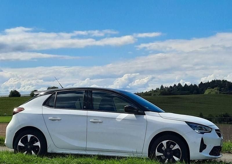 Weiß Gebraucht 2022 Opel Corsa-e GS Line Kleinwagen | 15.000 € (Fairer Preis) - Bild 1/4