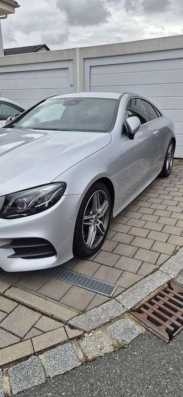 Silber Gebraucht 2018 Mercedes E220 AMG line Coupé | 37.500 € (Etwas zu teuer) - Bild 1/4