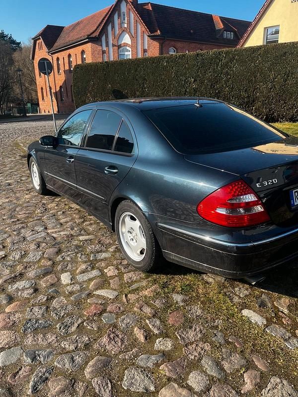 Gebraucht Mercedes E320 Avantgarde 224 PS (164 kW) 2003 Blau Limousine