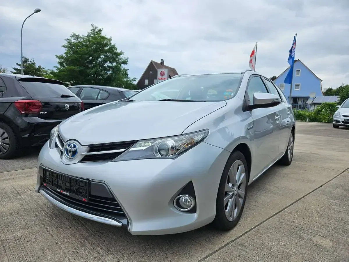 Gebraucht Toyota Auris Hybrid Life 99 PS (72 kW) 2014 Silver metallic Kombi