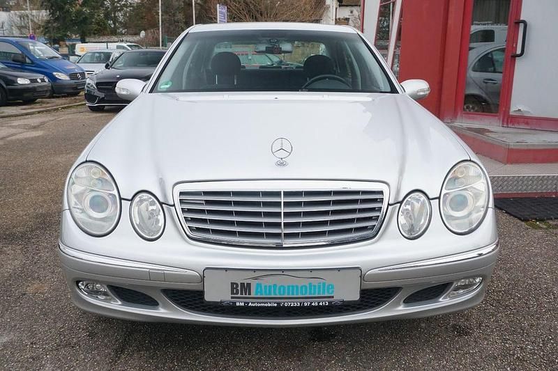 Gebraucht Mercedes E220 150 PS (110 kW) 2002 Silber Limousine