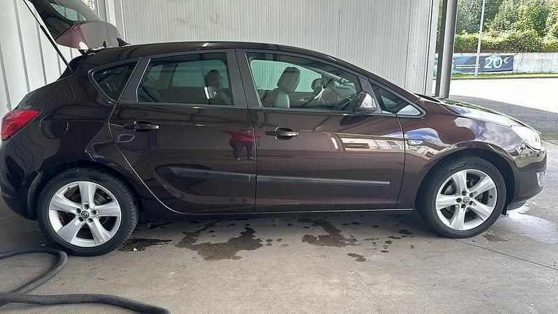 Braun Gebraucht 2012 Opel Astra Limousine | 3.900 € (Fairer Preis) - Bild 1/4