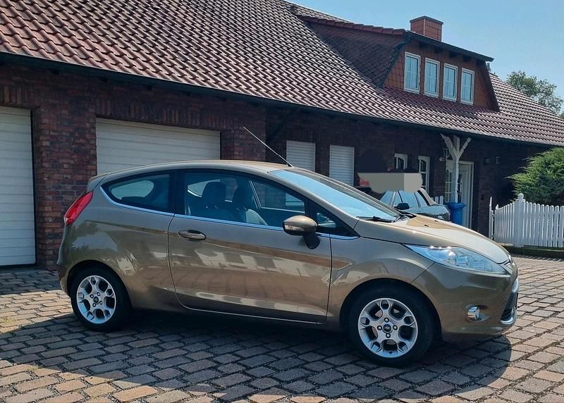 Braun Gebraucht 2012 Ford Fiesta Kleinwagen | 4.290 € - Bild 1/4