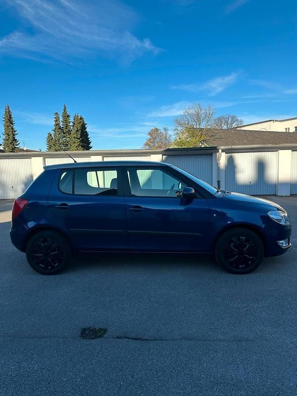 Gebraucht Skoda Fabia 69 PS (50 kW) 2011 Blau Limousine