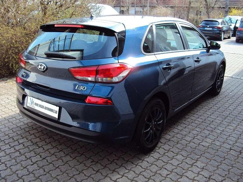 Gebraucht Hyundai i30 Select 101 PS (74 kW) 2017 Stargazing blue Limousine