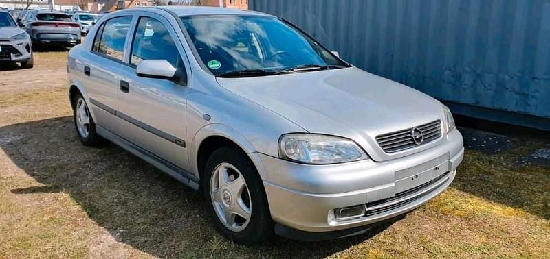 Gebraucht Opel Astra 101 PS (74 kW) 1999 Silber Limousine