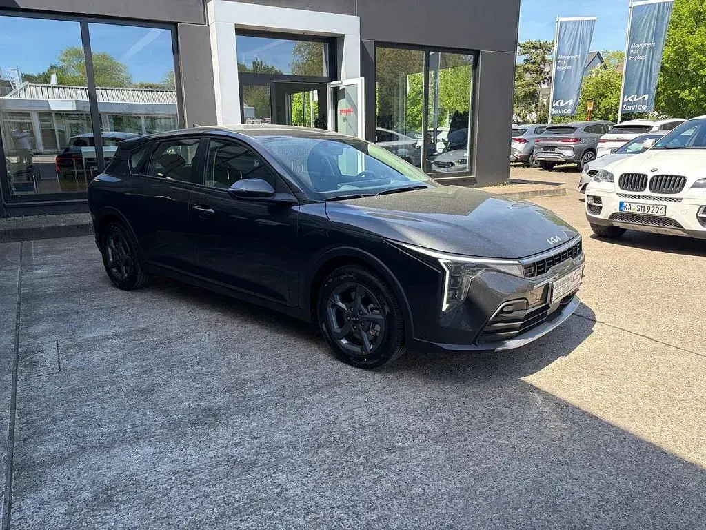 Neu Kia K4 150 PS (110 kW) 2026 Grau Limousine