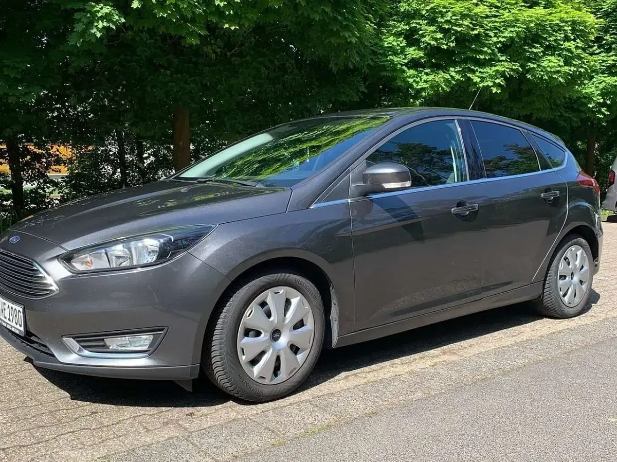 Gebraucht Ford Focus Titanium 125 PS (91 kW) 2016 Grau Kleinwagen