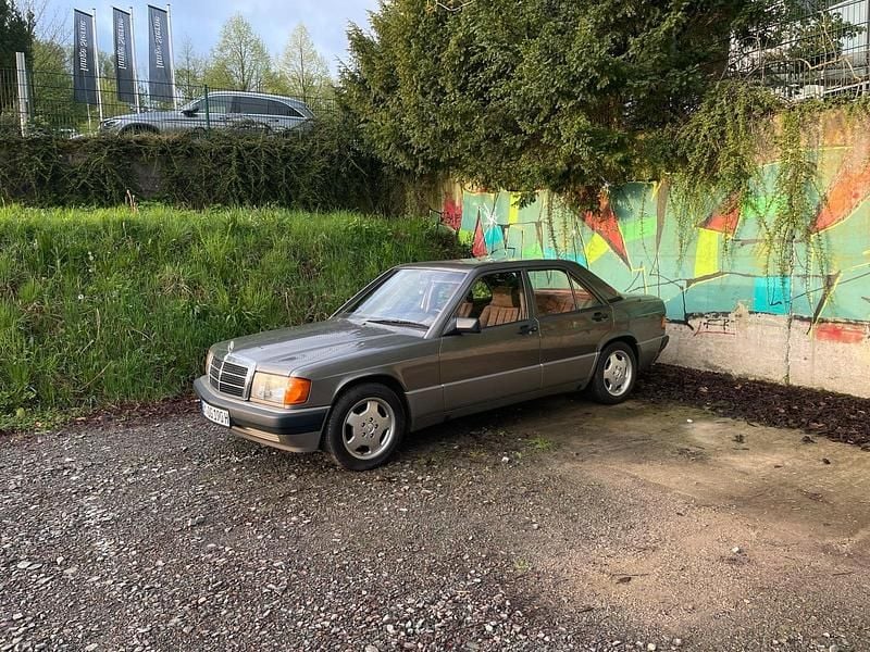 Grau Gebraucht 1990 Mercedes 190 Limousine | 7.500 € - Bild 1/4