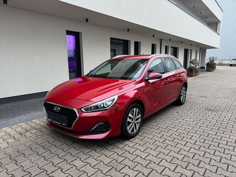 Rot Gebraucht 2021 Hyundai i30 Select Kombi | 7.490 € (Superpreis) - Bild 1/4