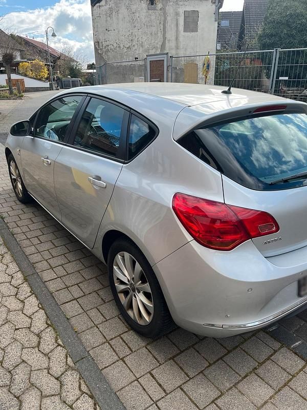 Gebraucht Opel Astra 131 PS (96 kW) 2013 Silber Limousine