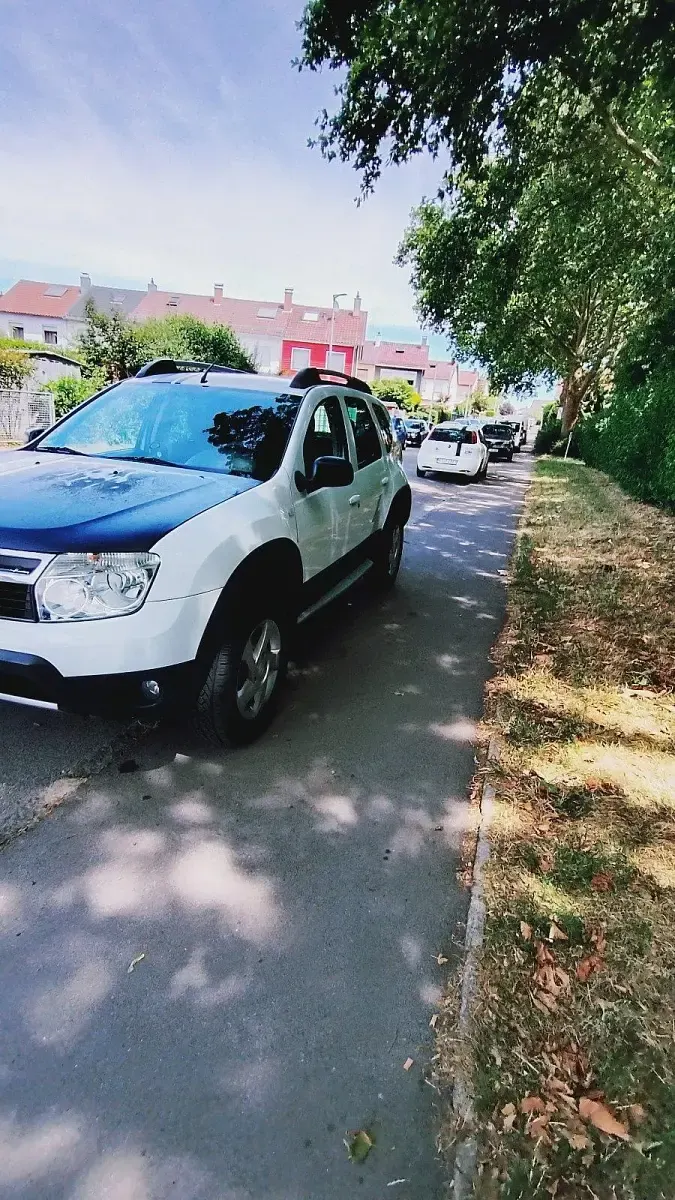 Gebraucht Dacia Duster Lauréate 105 PS (77 kW) 2011 Weiß SUV