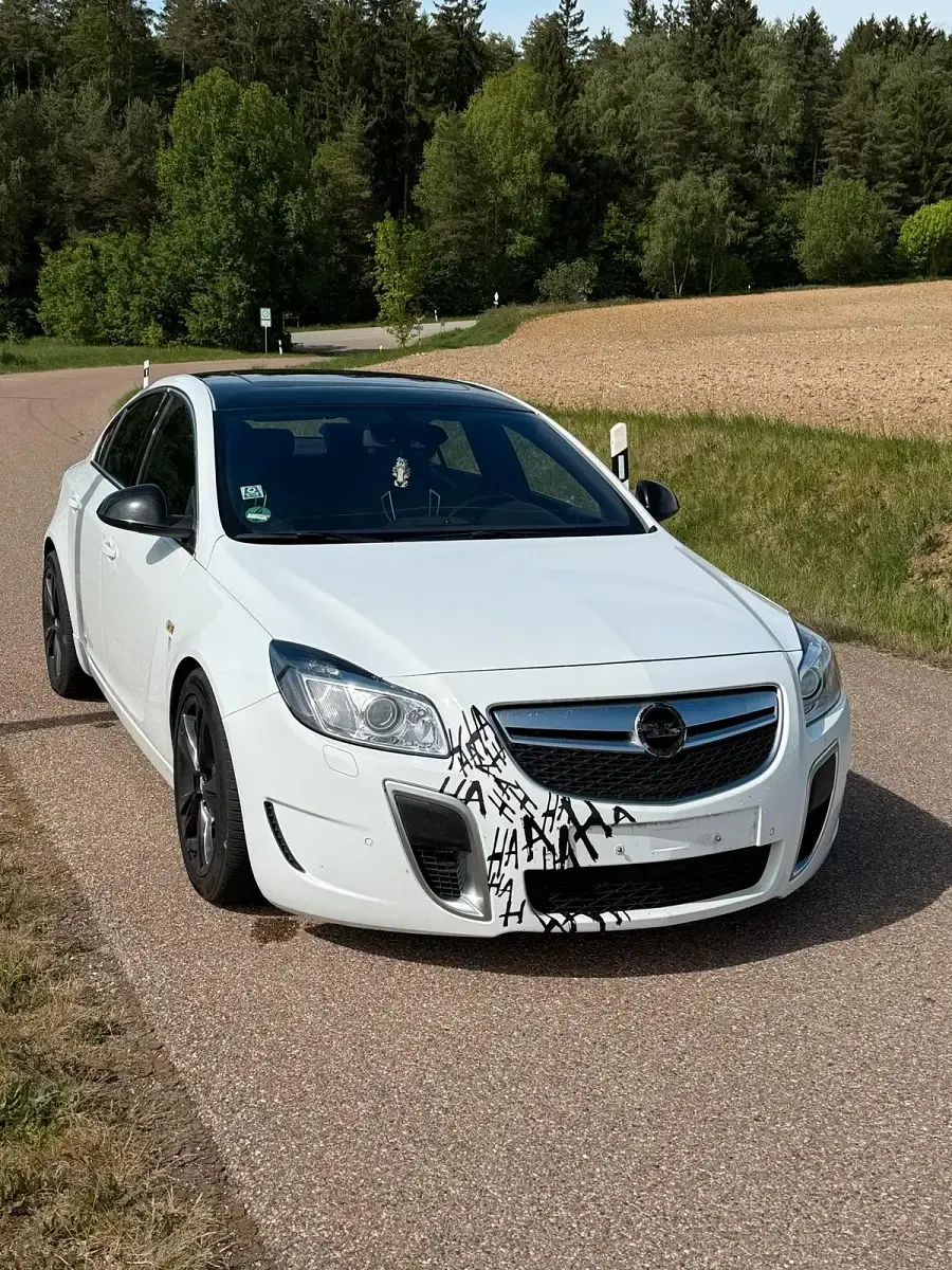 Używany Opel Insignia 325 KM (239 kW) 2010 Biały Sedan/Limuzyna