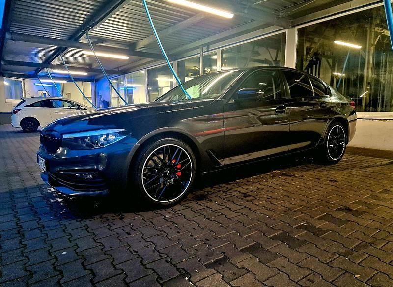 Grau Gebraucht 2018 BMW 520 Shadowline Limousine | 24.000 € (Fairer Preis) - Bild 1/4