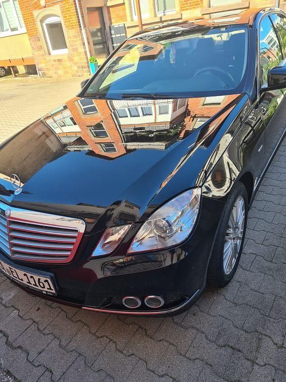 Schwarz Gebraucht 2010 Mercedes E350 Elegance Limousine | 13.000 € (Etwas zu teuer) - Bild 1/4