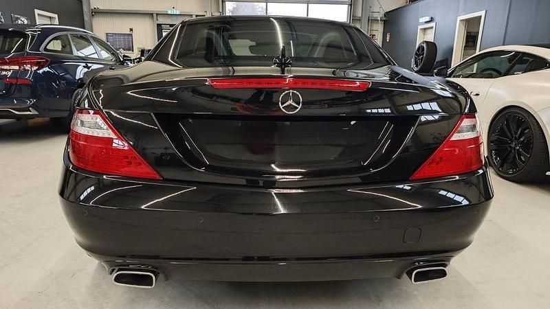 Second-hand Mercedes SLK200 184 CP (135 kW) 2011 Negru Cabrio