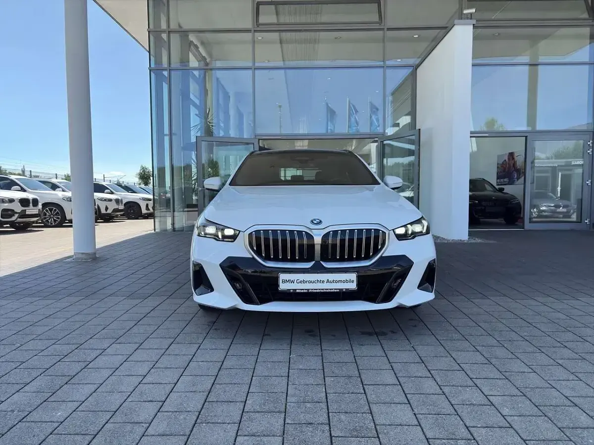 Gebraucht BMW 550e M Sport 489 PS (359 kW) 2025 Weiß Kombi