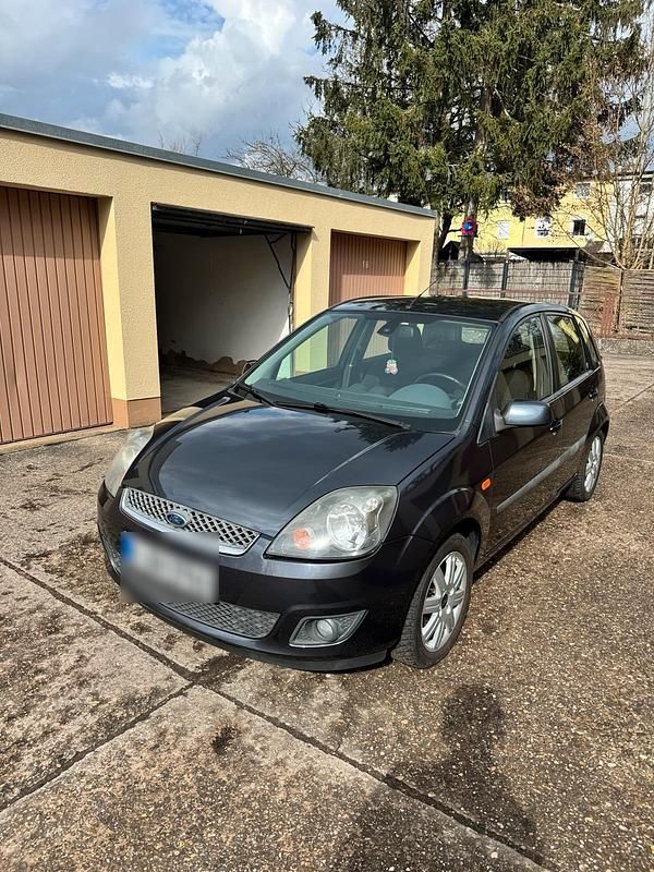 Second-hand Ford Focus Ghia 101 CP (74 kW) 2005 Argintiu Hatchback